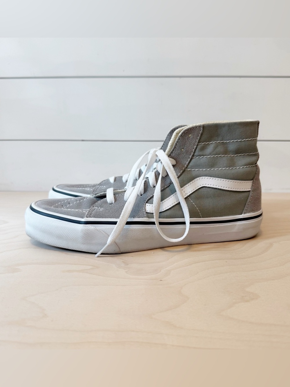 LIKE NEW! Vans | Unisex Sk8-Hi Grey & White High Top Sneakers M/8 -W/9.5